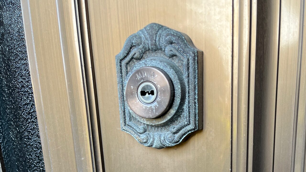 玄関ドアのカギ穴