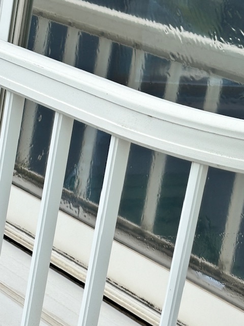 uvシートを貼った後で部屋の中が見えずミラー効果が出ている