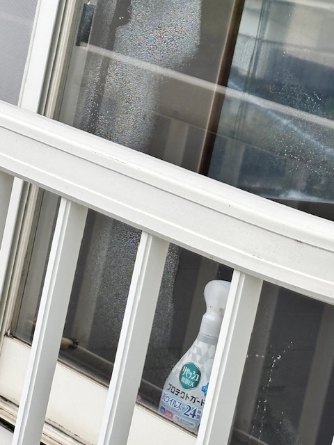 uvシートを貼る前で部屋の中が見えている