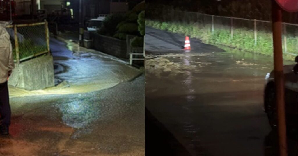 水道管が破裂して泥水が道路に流れ出ている様子