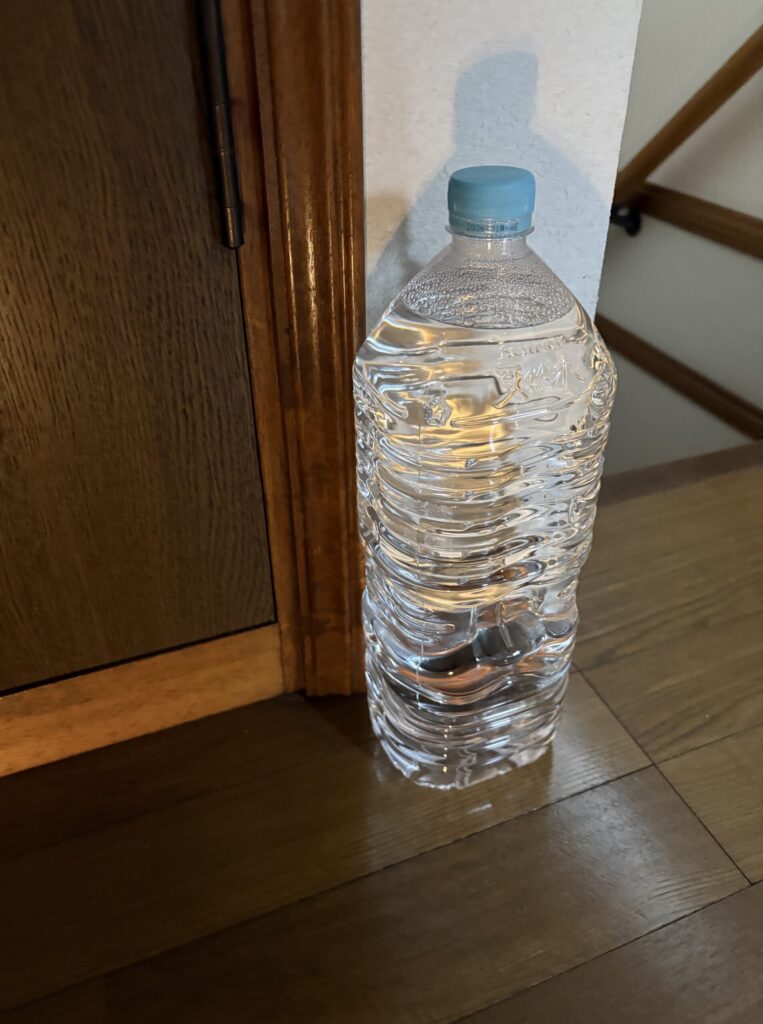 トイレの前に流す用の水を用意